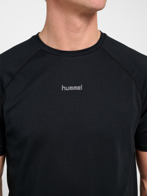 hmlMOMENTUM T-SHIRT S/S, BLACK, model