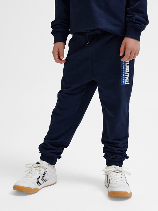 hmlTUKAS PANTS, BLACK IRIS, model