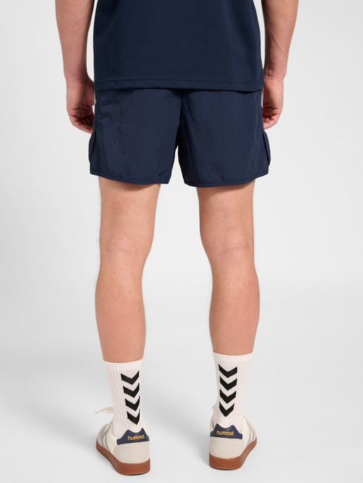 hmlWORLD 26 TRACK SHORTS, DARK SAPPHIRE, model