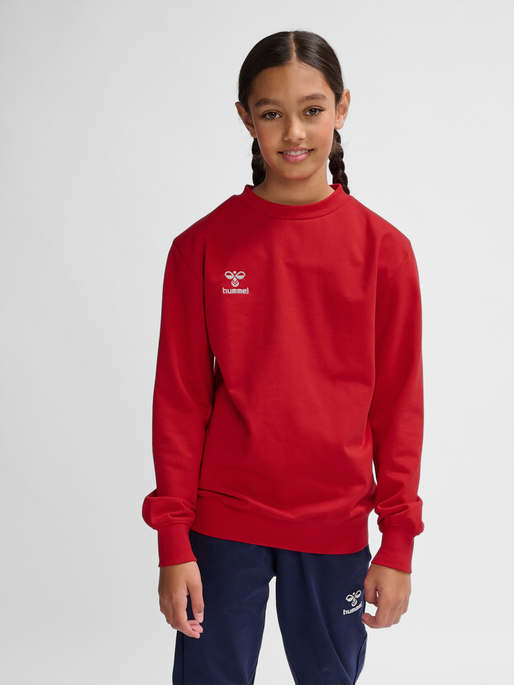 hmlGO 2.0 SWEATSHIRT KIDS, TRUE RED, model