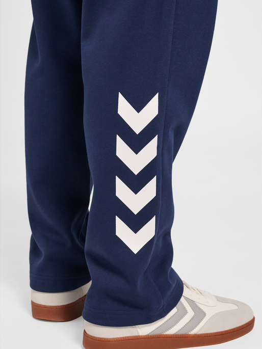 hmlSW CHEVRON ATHLETIC SWEAT PANTS, DRESS BLUES, model