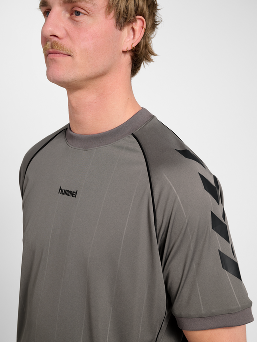 hmlPITCH T-SHIRT S/S, CHARCOAL GRAY, model