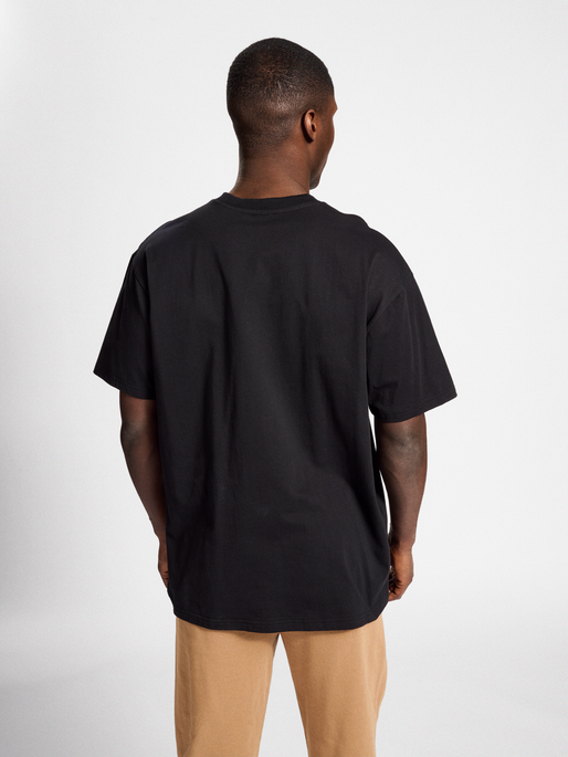 hmlLGC NATE T-SHIRT, BLACK, model