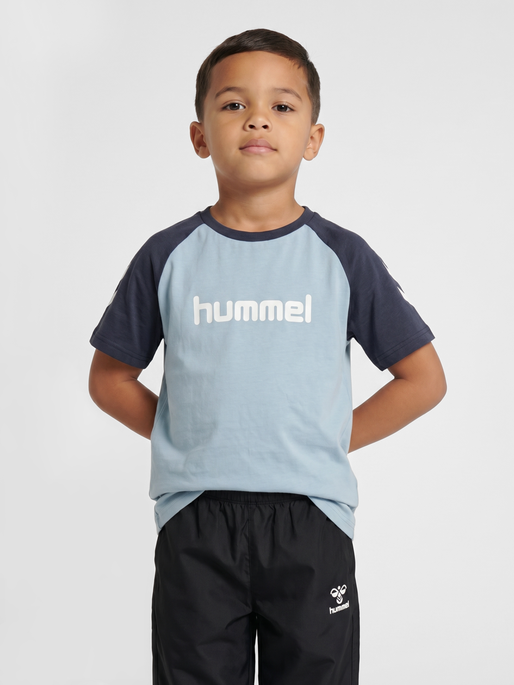 hmlJR LOGO T-SHIRT S/S, DUSTY BLUE, model