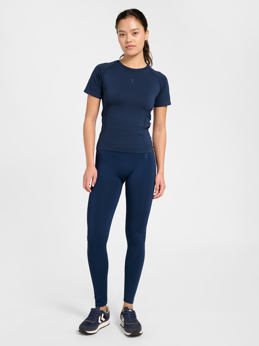 hmlFLOW T-SHIRT S/S, DRESS BLUES, model