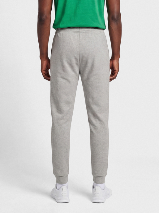 hmlRED BASIC SWEAT PANTS, GREY MELANGE, model
