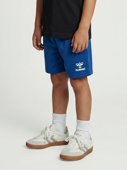 hmlESSENTIAL SHORTS KIDS, TRUE BLUE, model