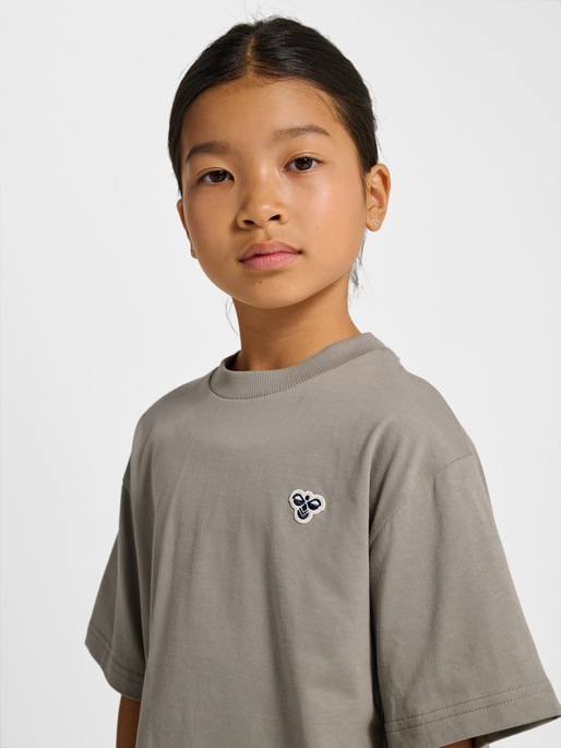 hmlJR LOOSE T-SHIRT S/S BEE, ROCK RIDGE, model