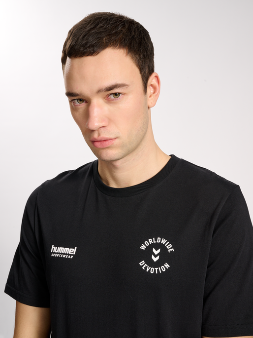 hmlLGC DEVOTION T-SHIRT, 2001, model