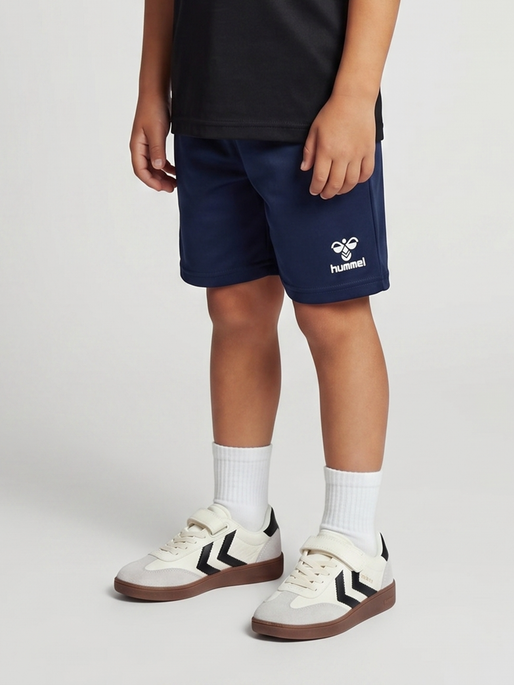 hmlESSENTIAL SHORTS KIDS, MARINE, model