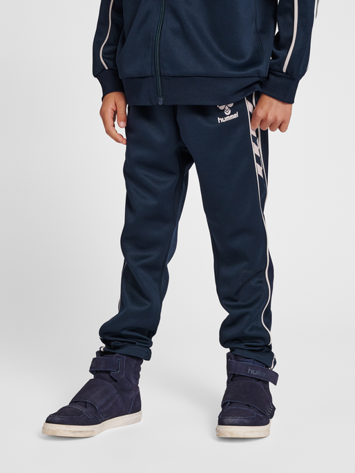 hmlTRACK TRACKSUIT, BLACK IRIS, model