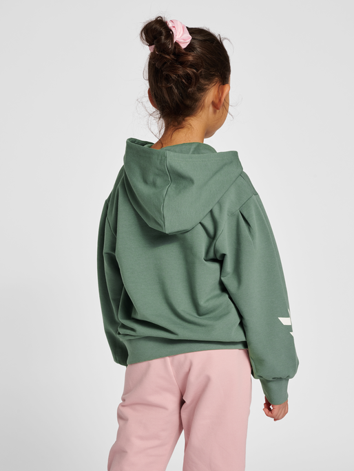 hmlDUE HOODIE, LAUREL WREATH, model