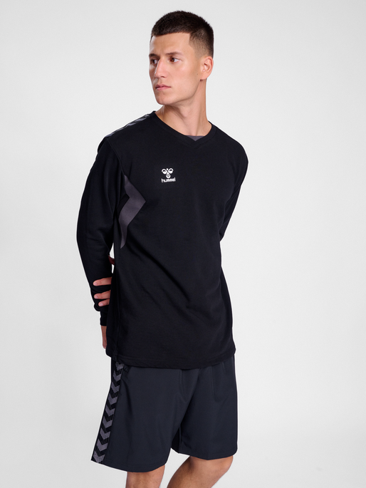 hmlAUTHENTIC CO TRAINING SWEAT, BLACK, model