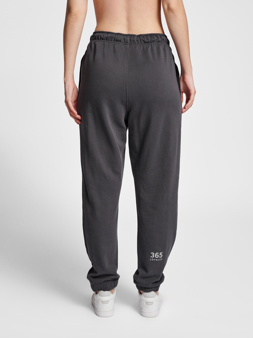 hmlLGC LOYALTY SWEATPANTS, BLACKENED PEARL, model