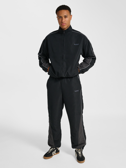 hmlLOOSE TRACK JACKET TOPSCORER, BLACK/EBONY, model