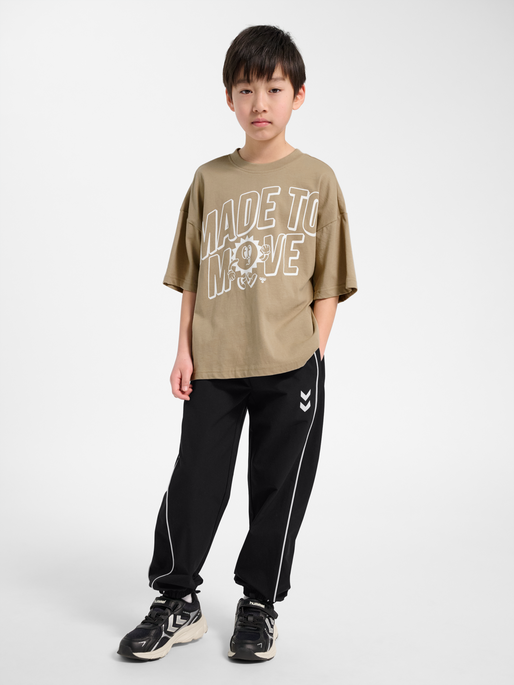 hmlJR SILLY S/S BOXY T-SHIRT SOLID, SILVER MINK, model