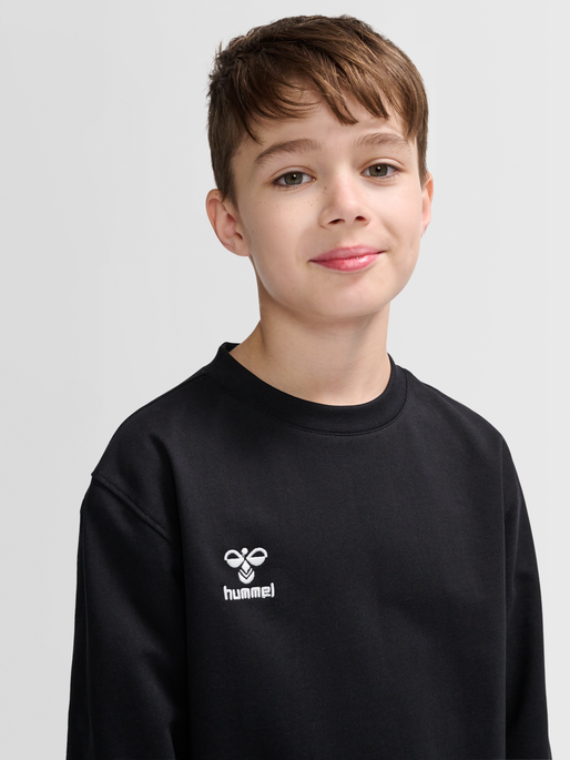 hmlGO 2.0 SWEATSHIRT KIDS, BLACK, model