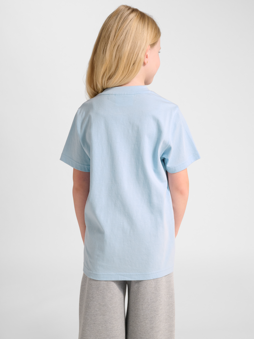 hmlJR REG GRAPHIC T-SHIRT S/S, SKYWAY/DRESS BLUE, model