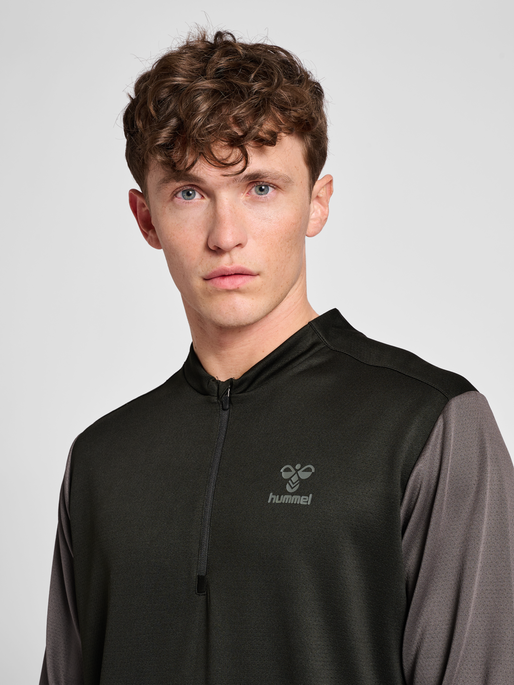 hmlONGRID 1/2 ZIP POLY SWEAT, JET BLACK, model