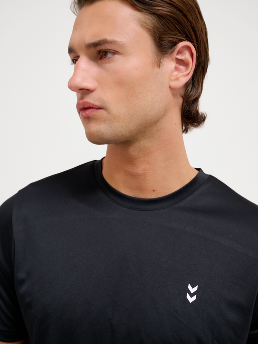 hmlPULSE TRAINING  T-SHIRT S/S, BLACK, model