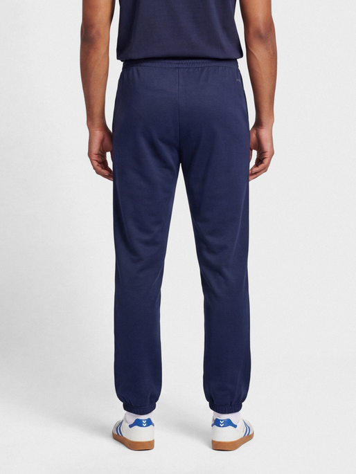 hmlPULSE UH SWEATPANTS, MARINE, model
