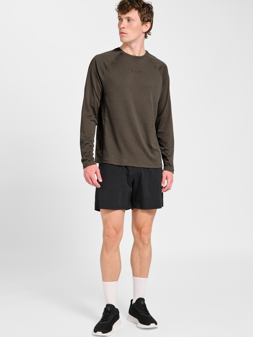 hmlMOMENTUM T-SHIRT L/S, MAJOR BROWN, model