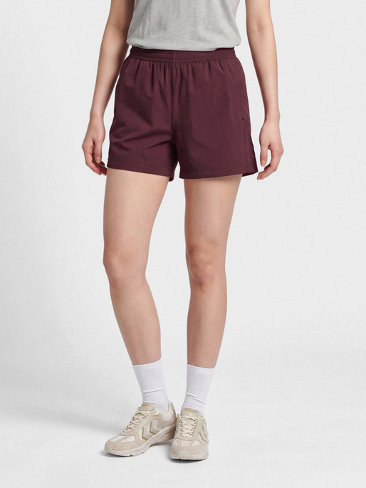 hmlMOVE GRID WOVEN SHORTS WOMAN, GRAPE WINE, model
