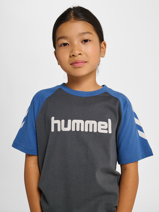 hmlJR LOGO T-SHIRT S/S, EBONY, model
