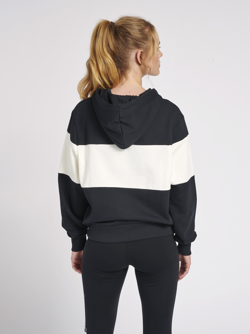 hmlLGC MUSA HOODIE, 2001, model