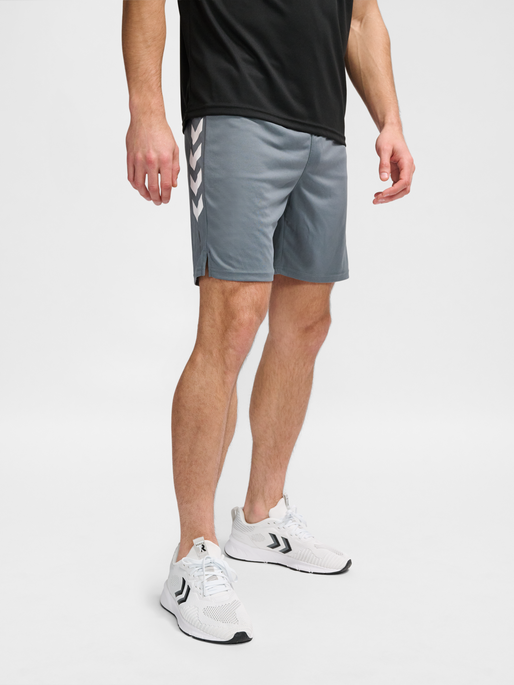 hmlTE TOPAZ SHORTS, STORMY WEATHER, model