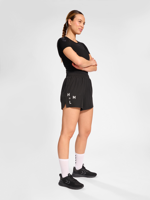 hmlACTIVE COURT WOV SHORTS WOMAN, 2001, model