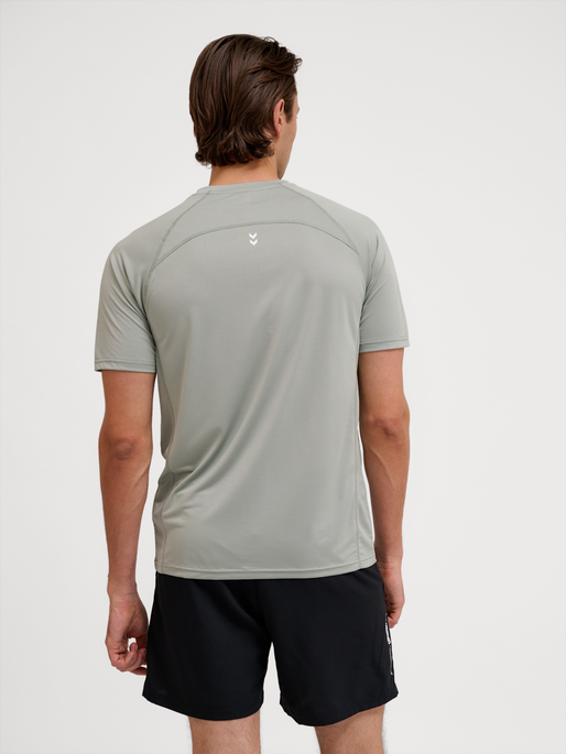 hmlPULSE WORKOUT T-SHIRT S/S, BELGIAN BLOCK, model