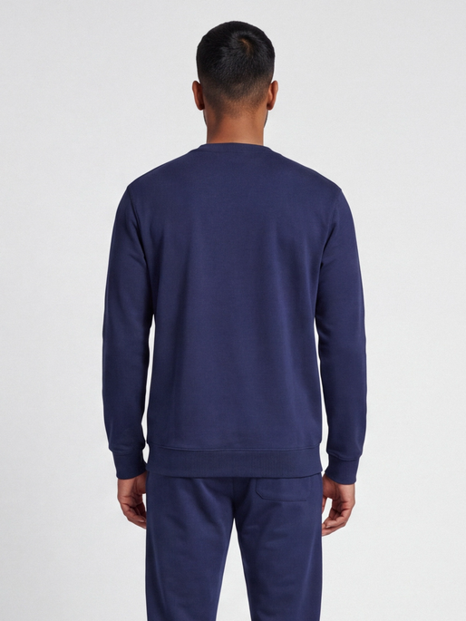 hmlGO 2.0 SWEATSHIRT, MARINE, model