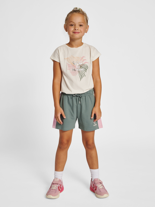 hmlPALOMI SHORTS, LAUREL WREATH, model