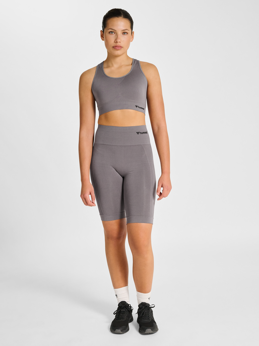 hmlTIF SEAMLESS SPORTS TOP, SHARK, model