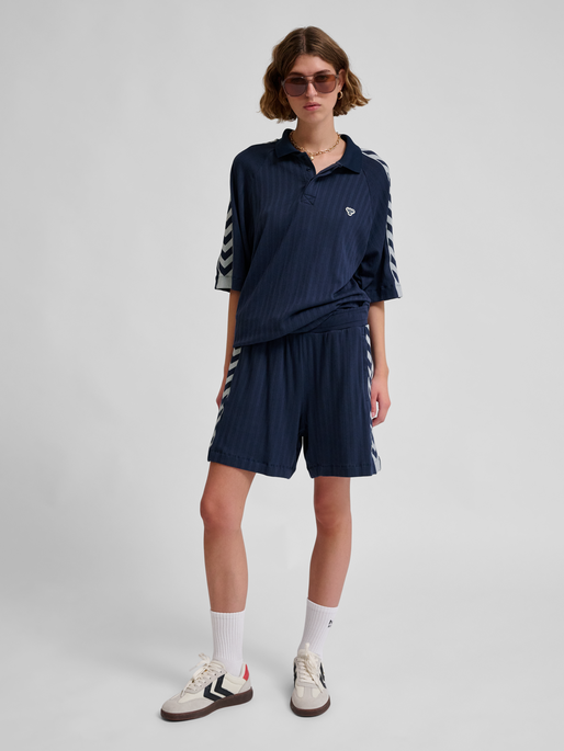 hmlARCHIVE REGULAR SHORTS, BLACK IRIS, model