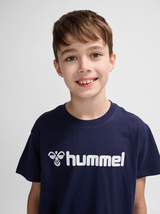 hmlGO 2.0 LOGO T-SHIRT S/S KIDS, MARINE, model