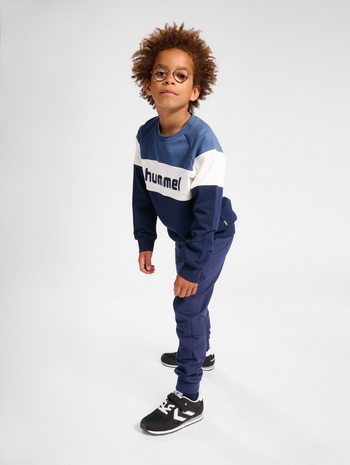 hmlCLAES SWEATSHIRT, BERING SEA, model