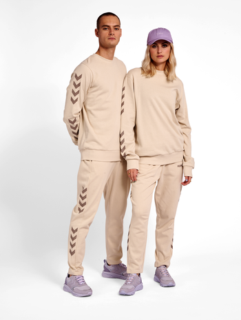 hmlLEGACY TAPERED PANTS, PUMICE STONE, model
