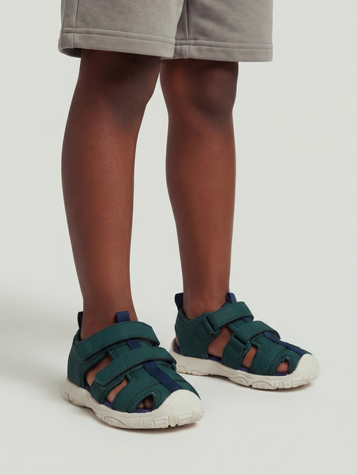 SANDAL VELCRO INFANT, JUNE BUG, model