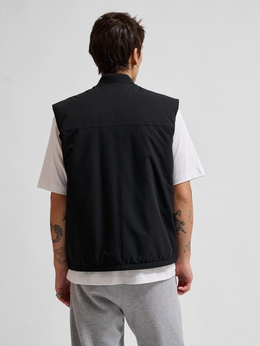 hmlTECH PADDED VEST, BLACK, model