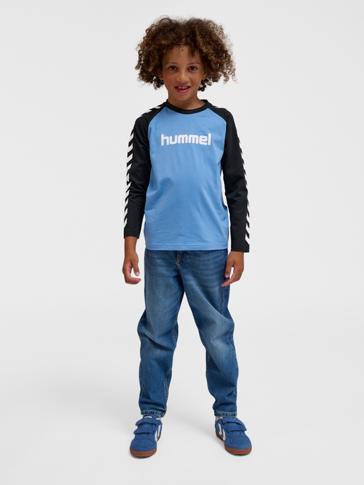hmlBOYS T-SHIRT L/S, LICHEN BLUE, model