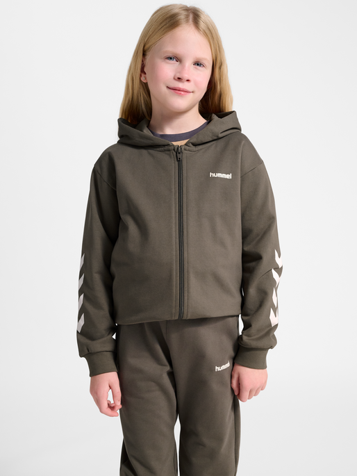 hmlJR LOGO ZIP JACKET, DARK NIGHT, model