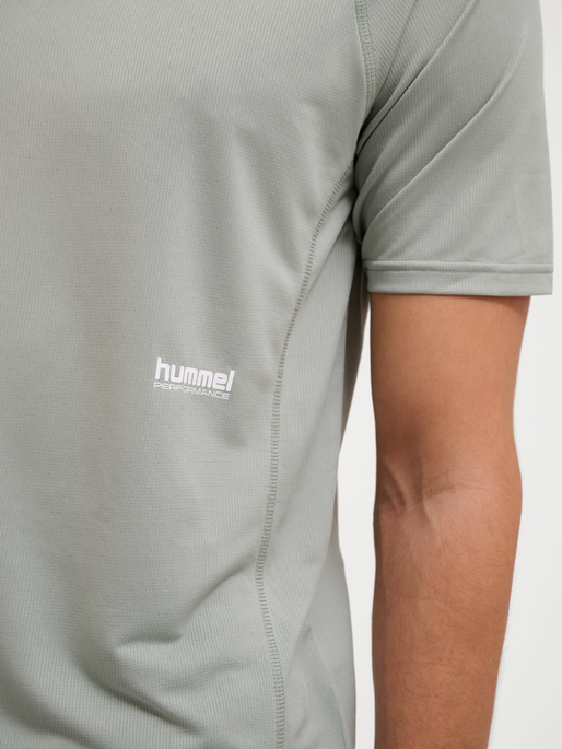 hmlPULSE WORKOUT T-SHIRT S/S, BELGIAN BLOCK, model
