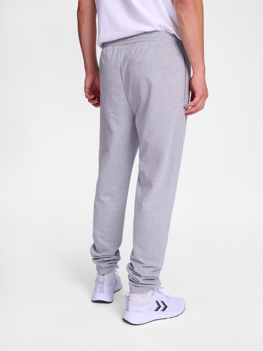 hmlGO 2.0 SWEATPANTS, GREY MELANGE, model