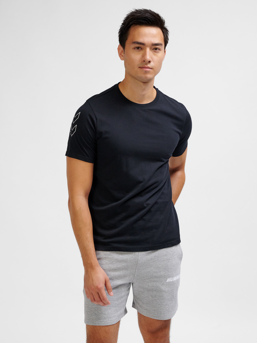 hmlELEMENTAL CHEVRON COTTON TEE, BLACK, model