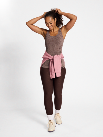 hmlCI SEAMLESS TOP, JAVA MELANGE, model