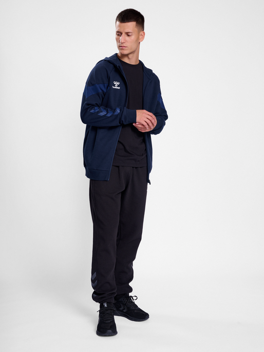 hmlTRAVEL ZIP HOODIE, MARINE, model