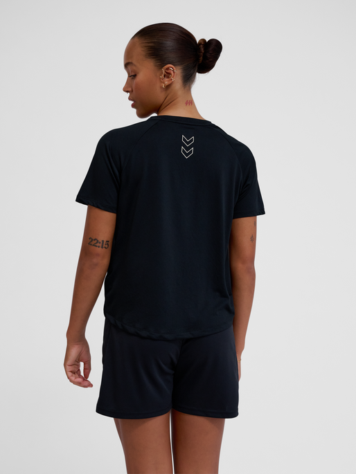 hmlCOURT LIGHT WEIGHT T-SHIRT W, LIGHT GREY/BLACK, model