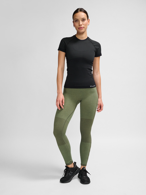 hmlCLEA SEAMLESS TIGHT T-SHIRT, BLACK MELANGE, model